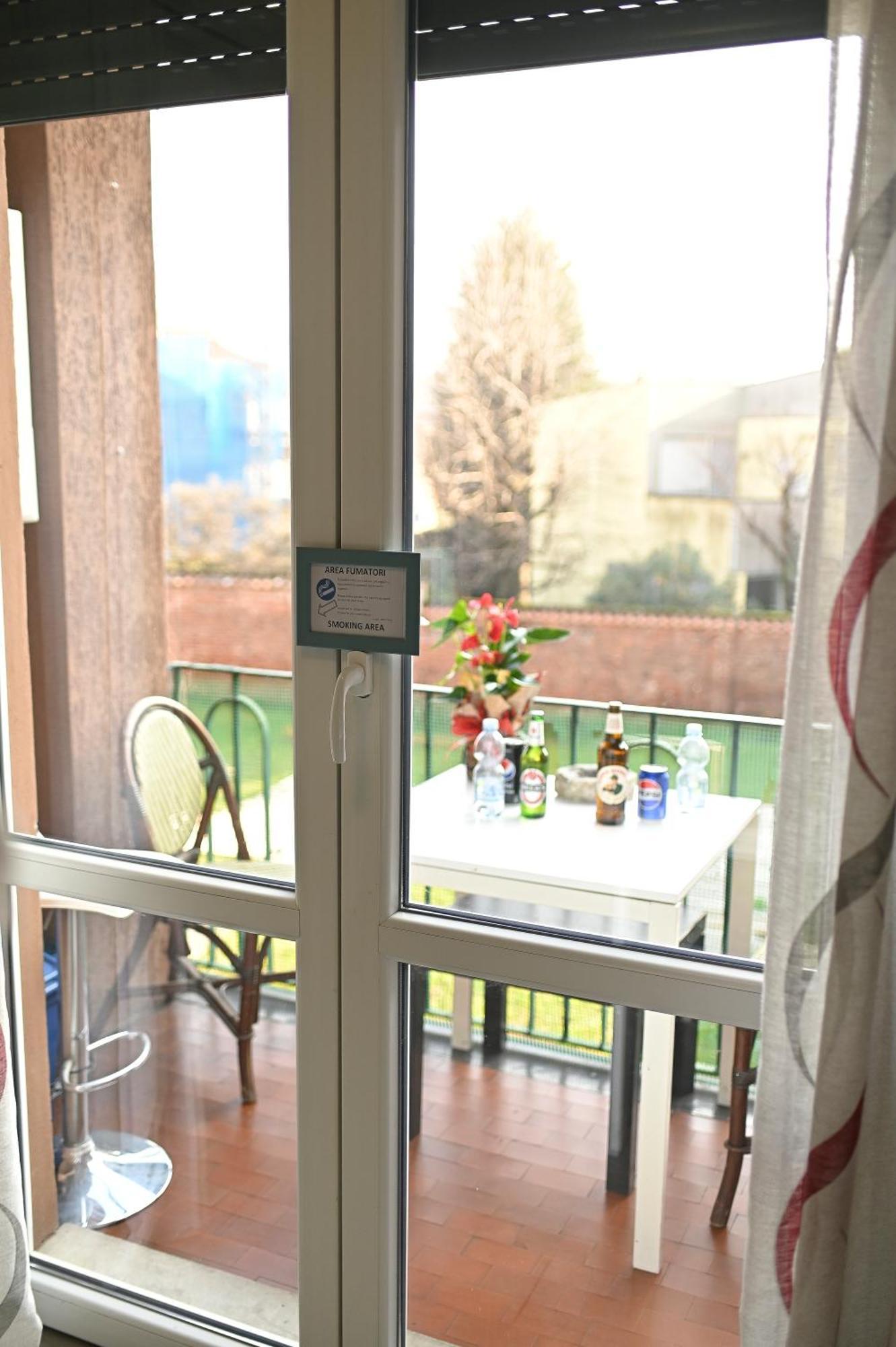 La Gloria Rho Private Rooms Only Bagian luar foto